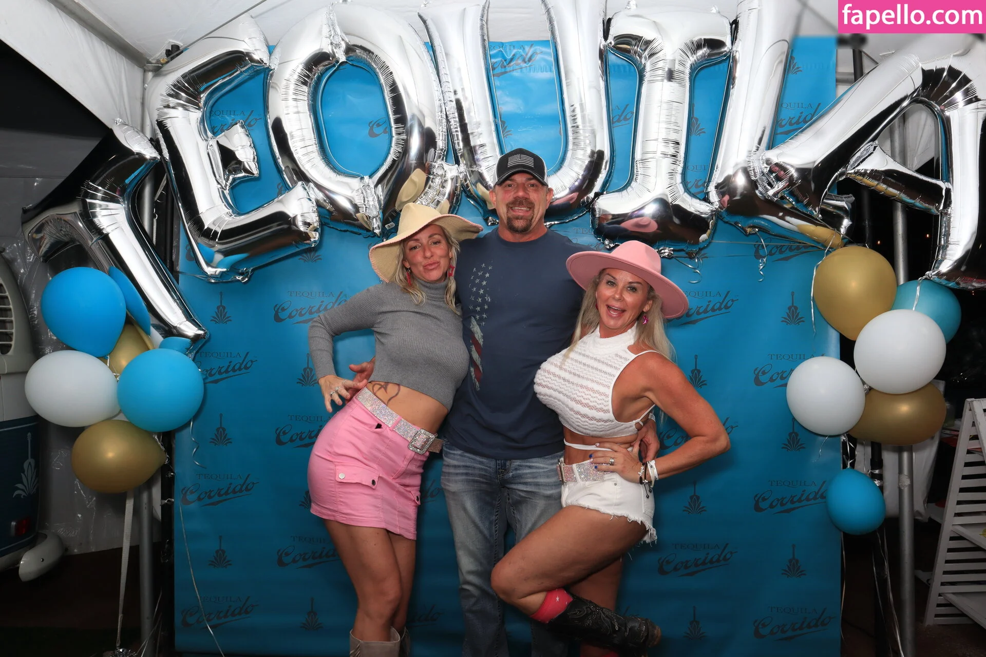 Photobox Flashes Onlyfans Photo Gallery 