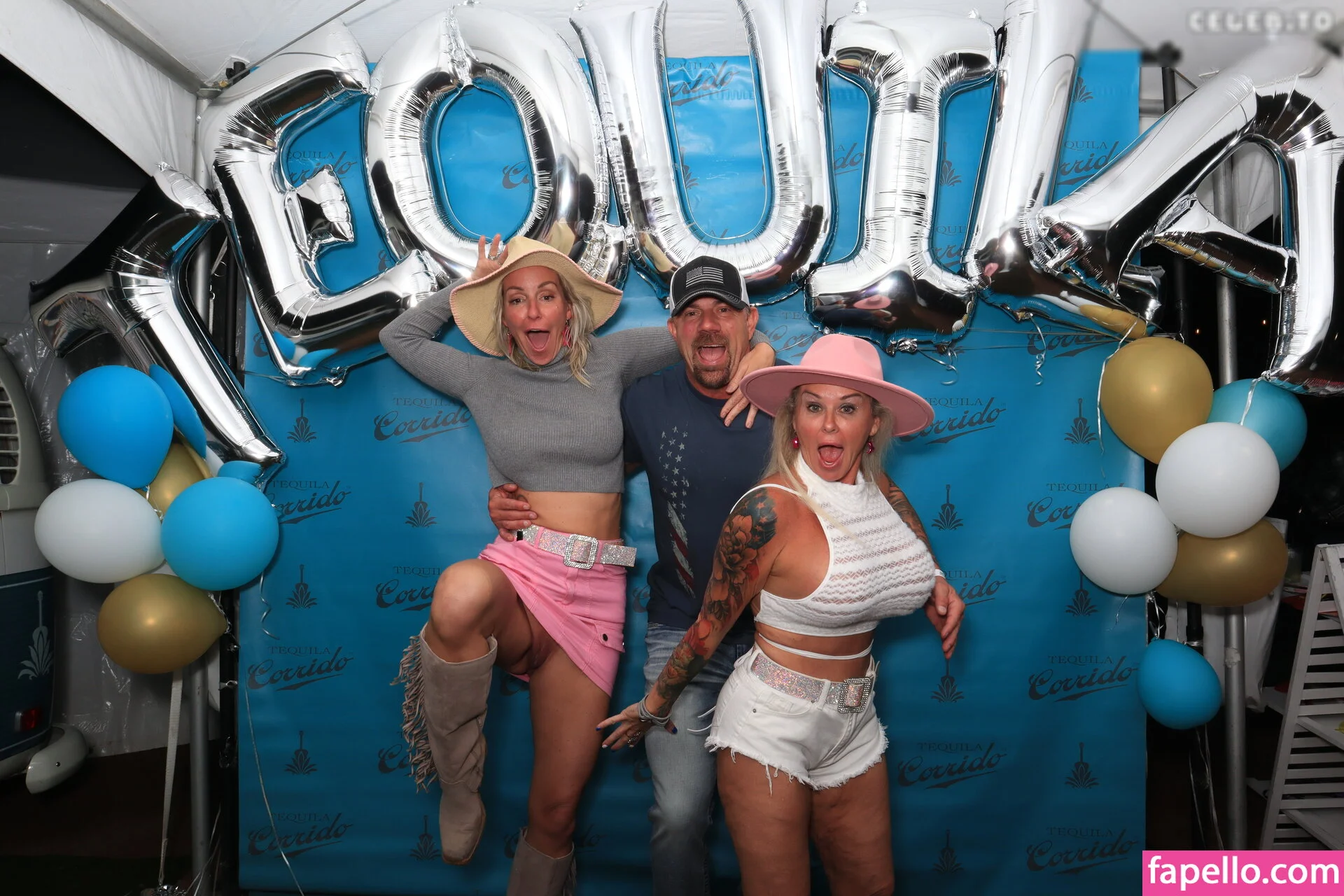 Photobox Flashes Onlyfans Photo Gallery 