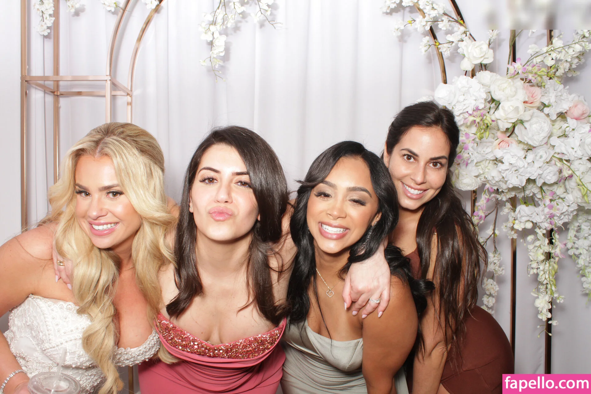 Photobox Flashes Onlyfans Photo Gallery 