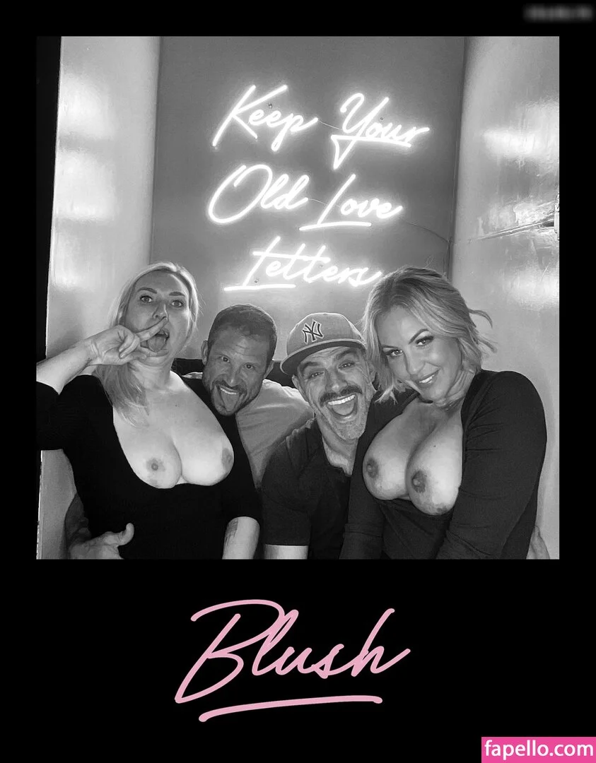 Photobox Flashes Onlyfans Photo Gallery 