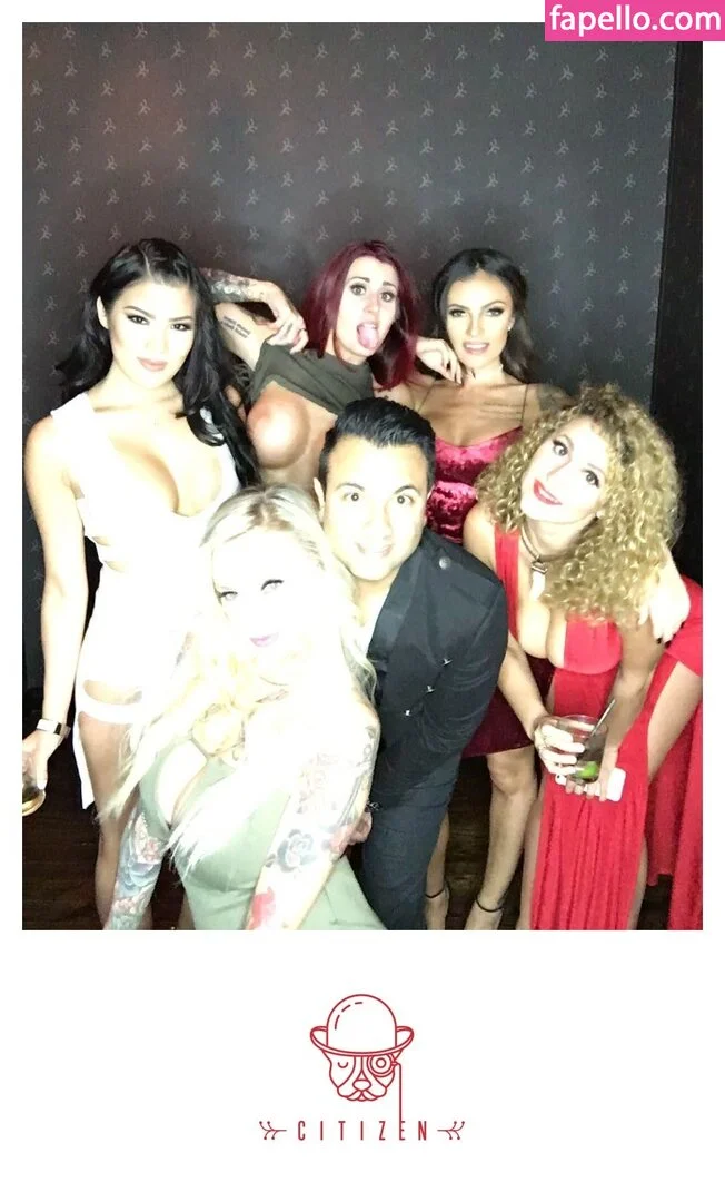 Photobox Flashes Onlyfans Photo Gallery 