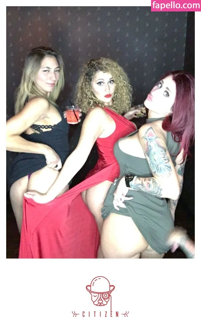 Photobox Flashes Onlyfans Photo Gallery 