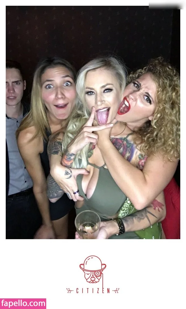 Photobox Flashes Onlyfans Photo Gallery 