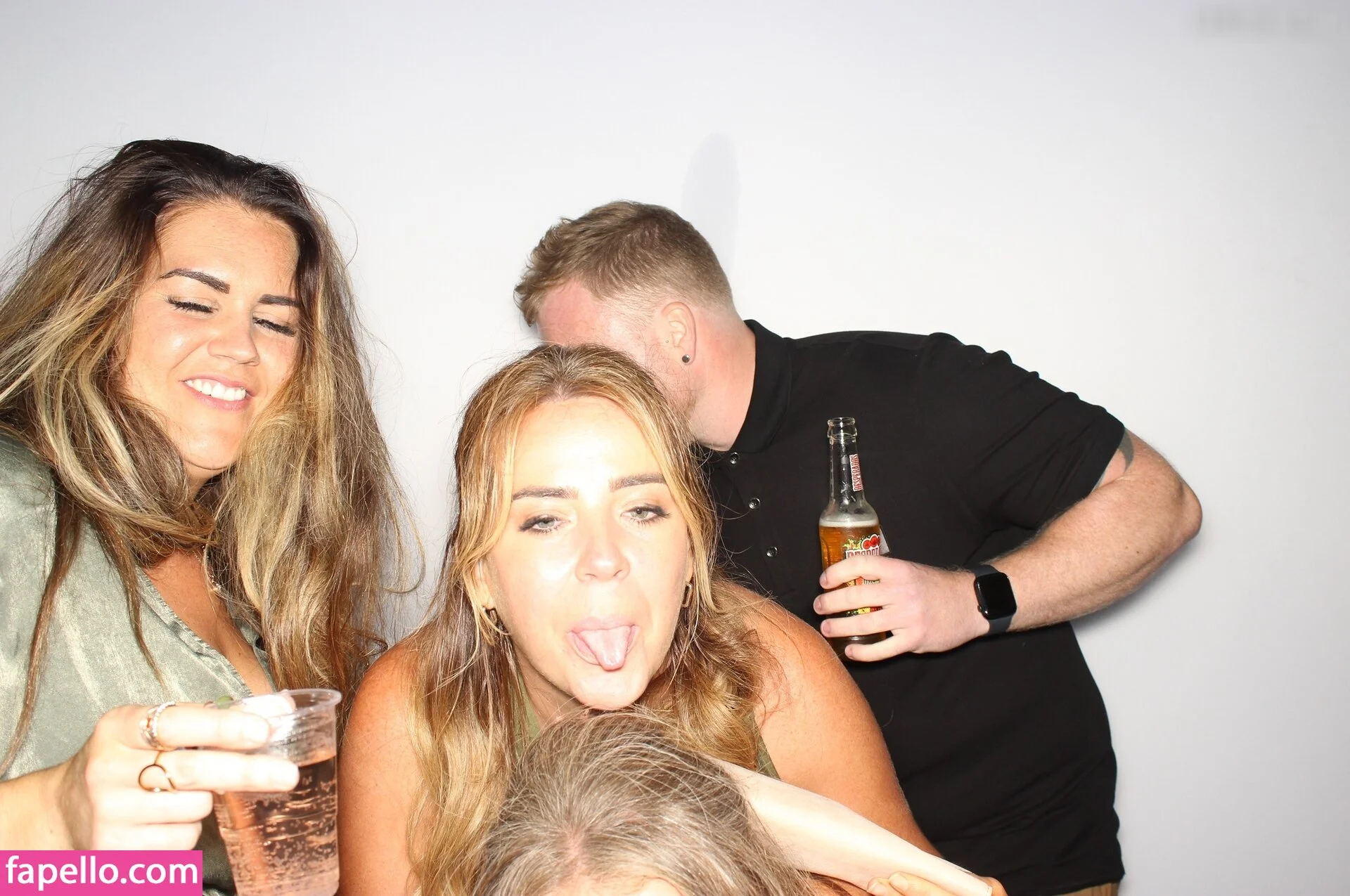 Photobox Flashes Onlyfans Photo Gallery 