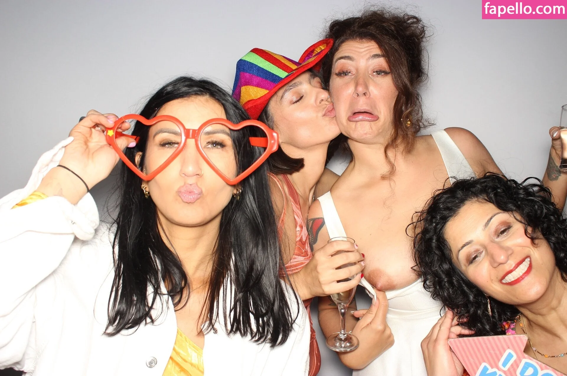 Photobox Flashes Onlyfans Photo Gallery 