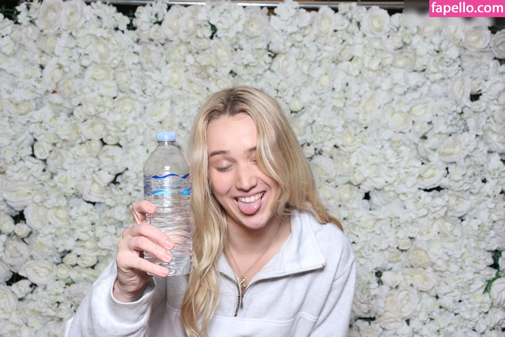 Photobox Flashes Onlyfans Photo Gallery 