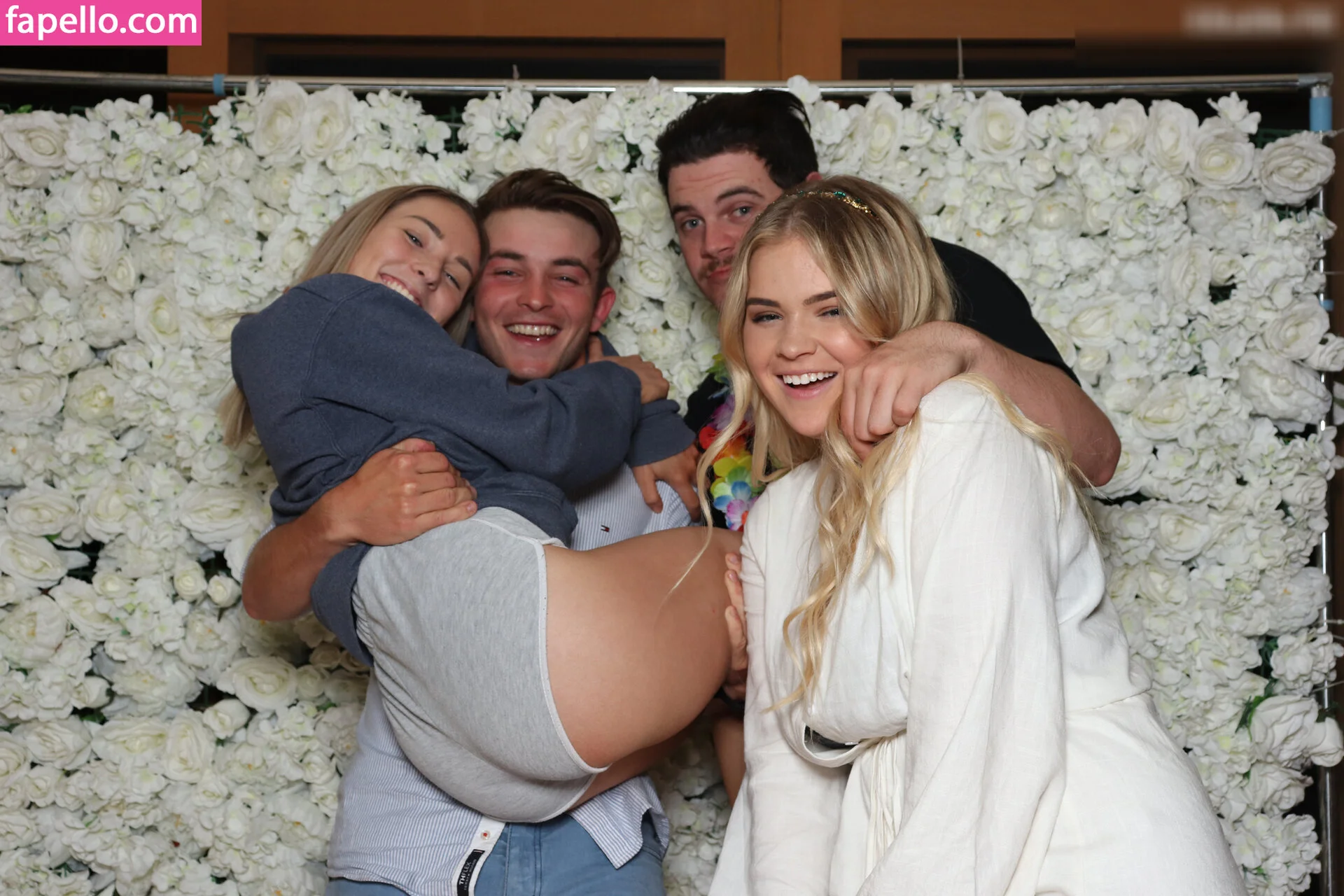 Photobox Flashes Onlyfans Photo Gallery 