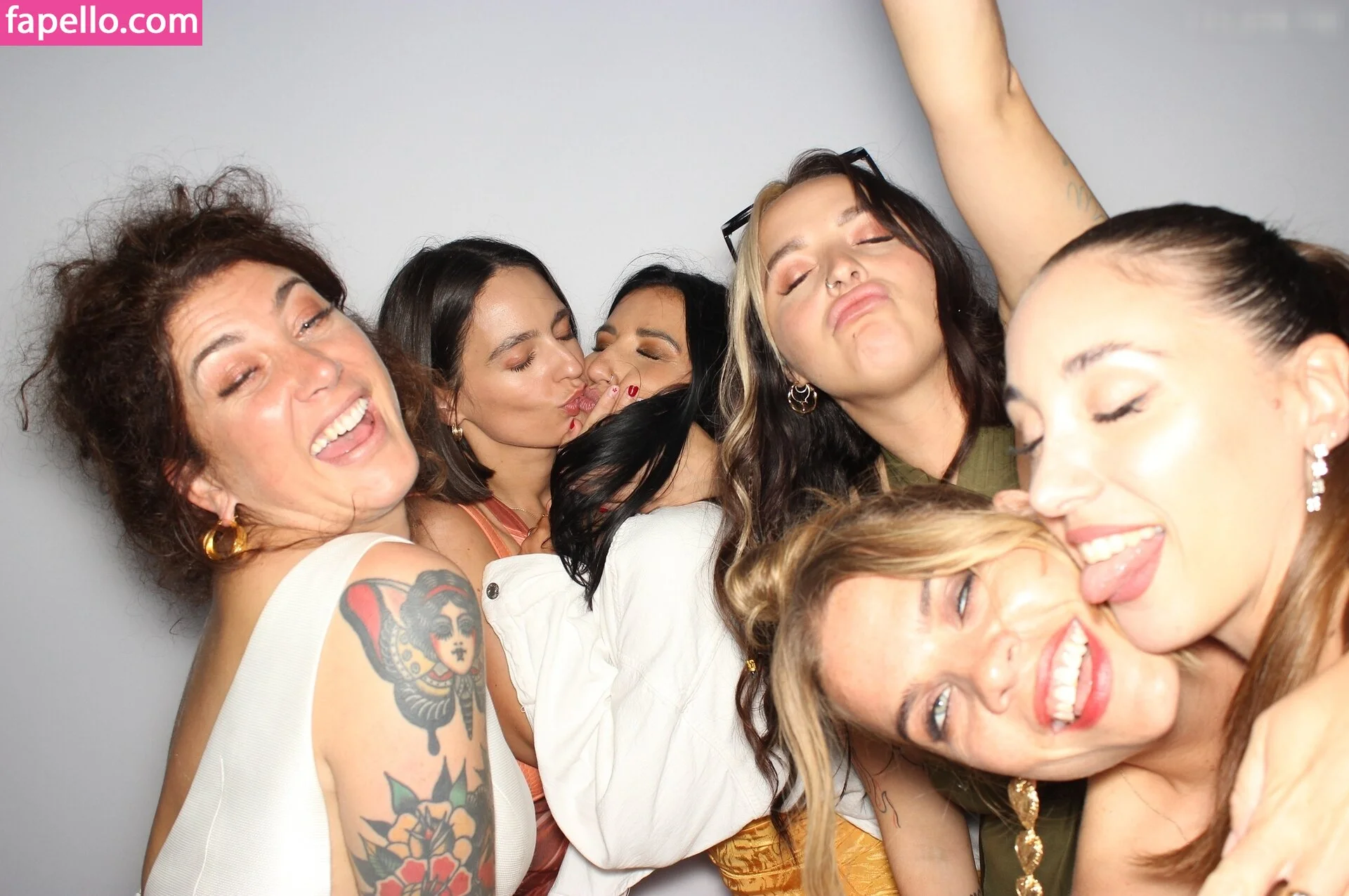 Photobox Flashes Onlyfans Photo Gallery 