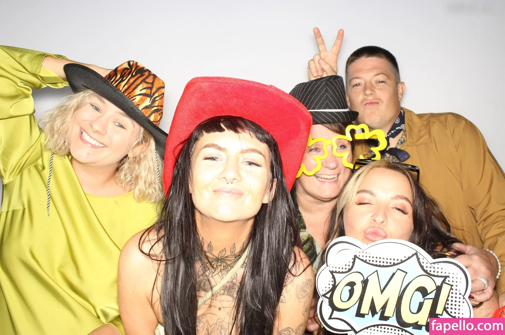 Photobox Flashes Onlyfans Photo Gallery 