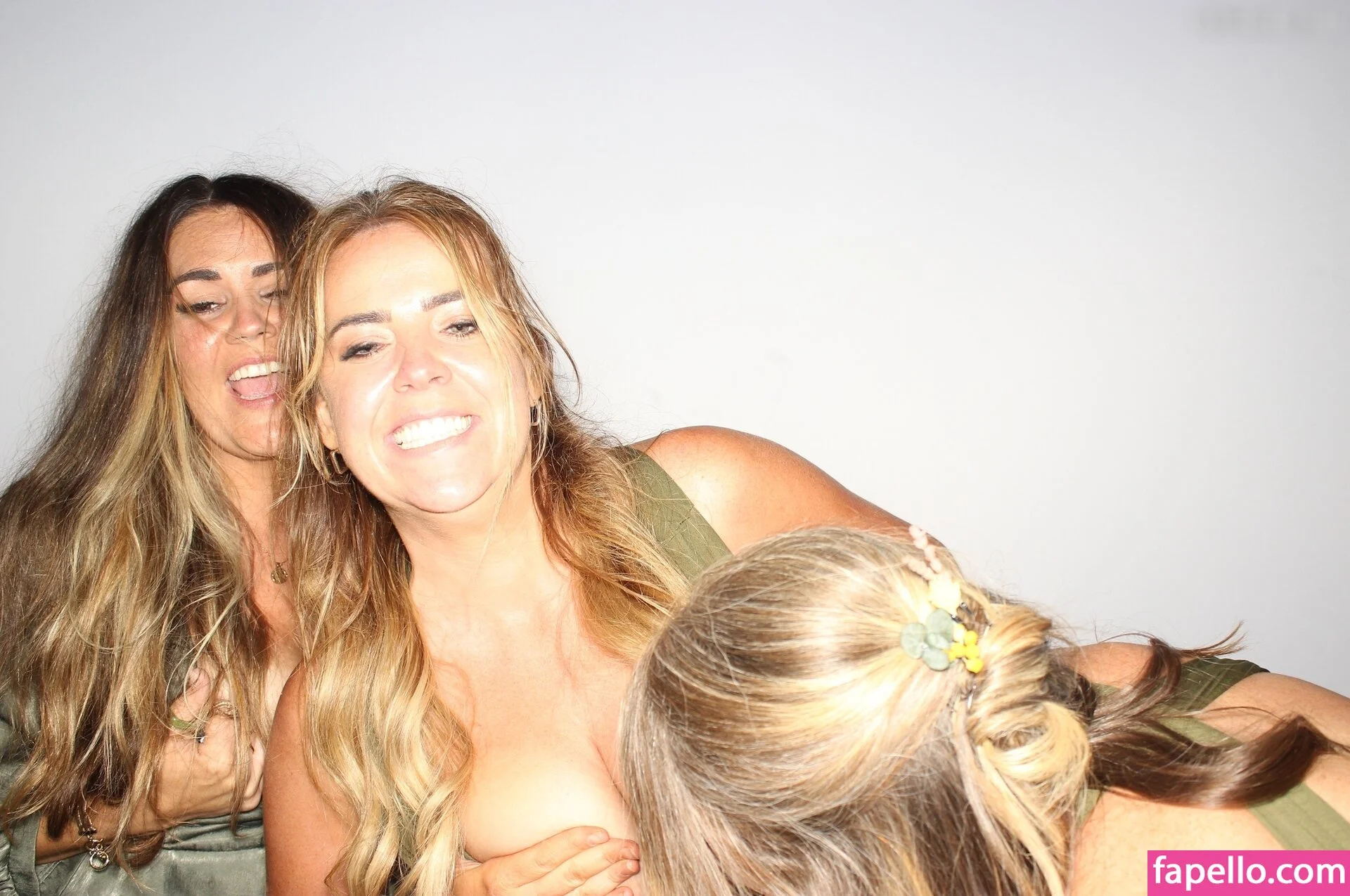 Photobox Flashes Onlyfans Photo Gallery 