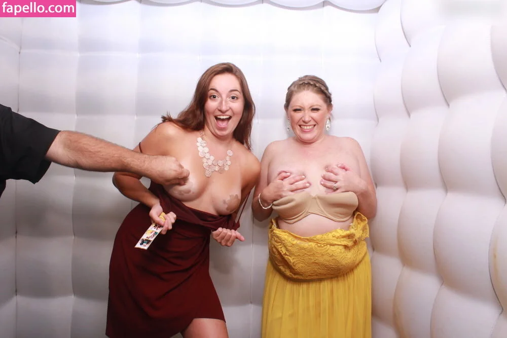 Photobox Flashes Onlyfans Photo Gallery 