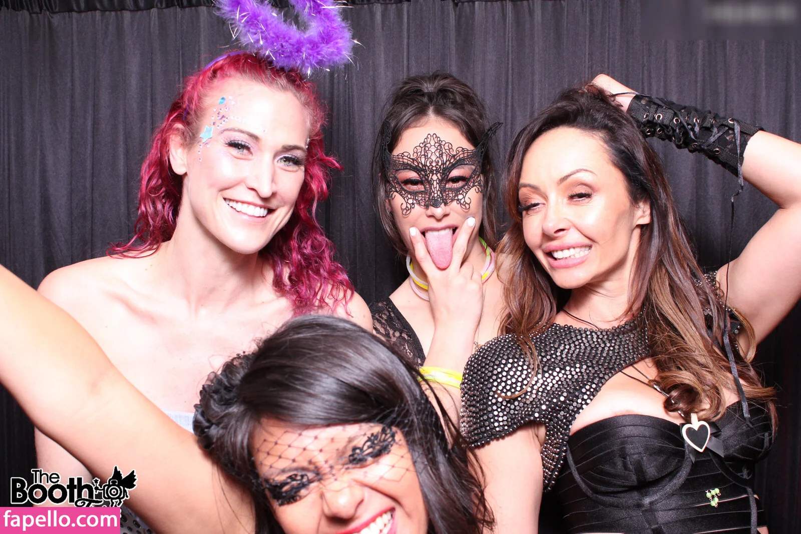 Photobox Flashes Onlyfans Photo Gallery 