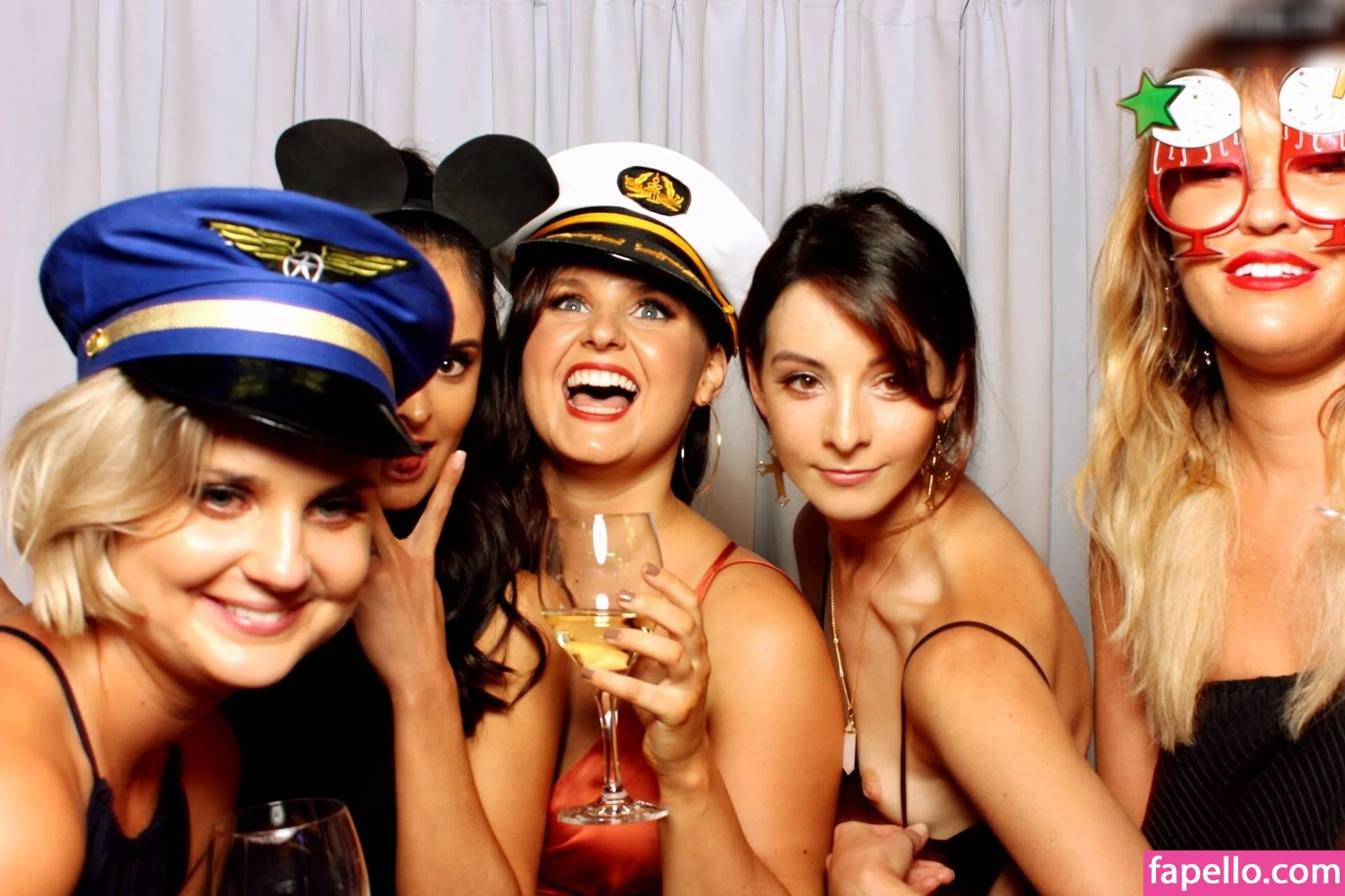 Photobox Flashes Onlyfans Photo Gallery 