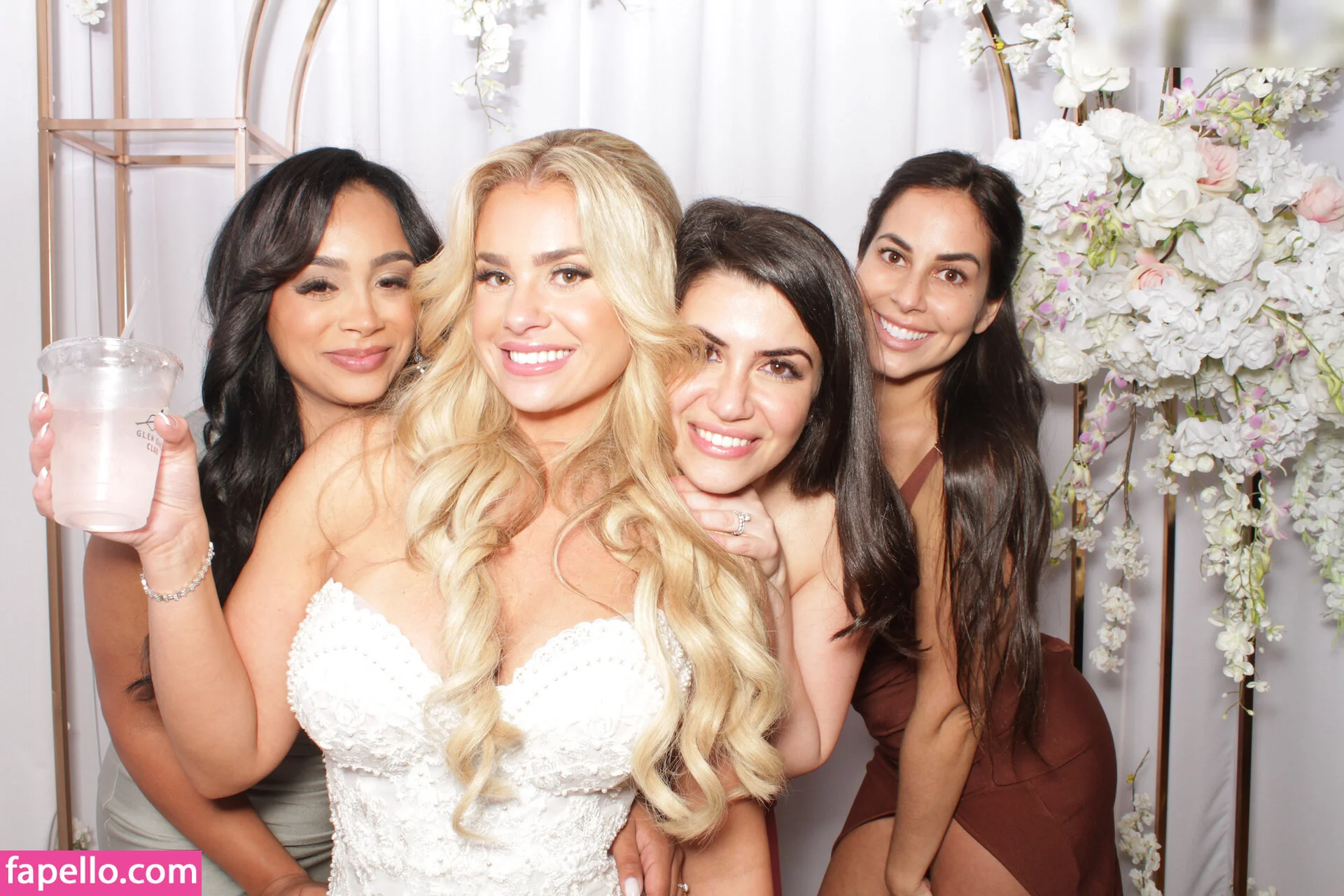 Photobox Flashes Onlyfans Photo Gallery 