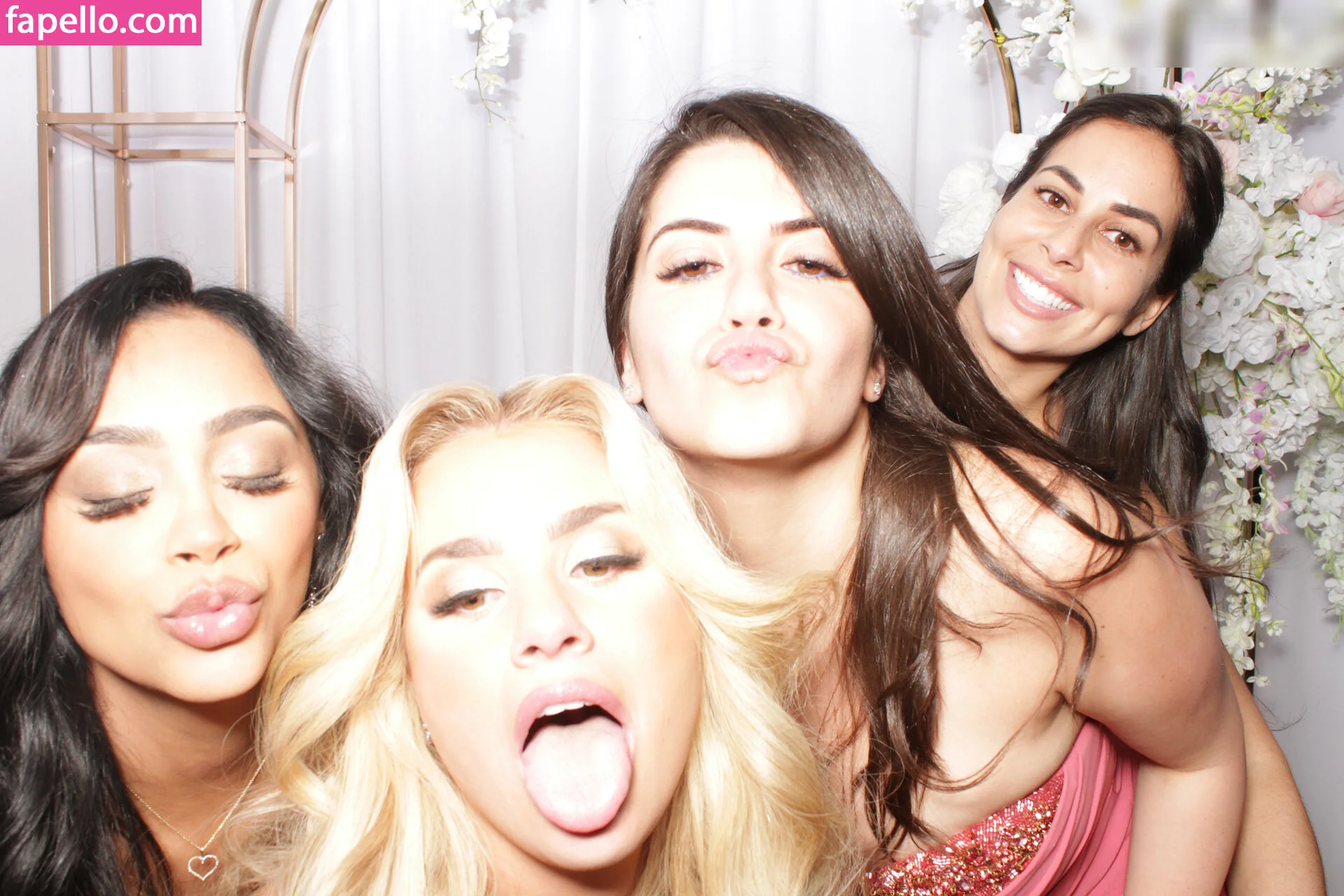 Photobox Flashes Onlyfans Photo Gallery 