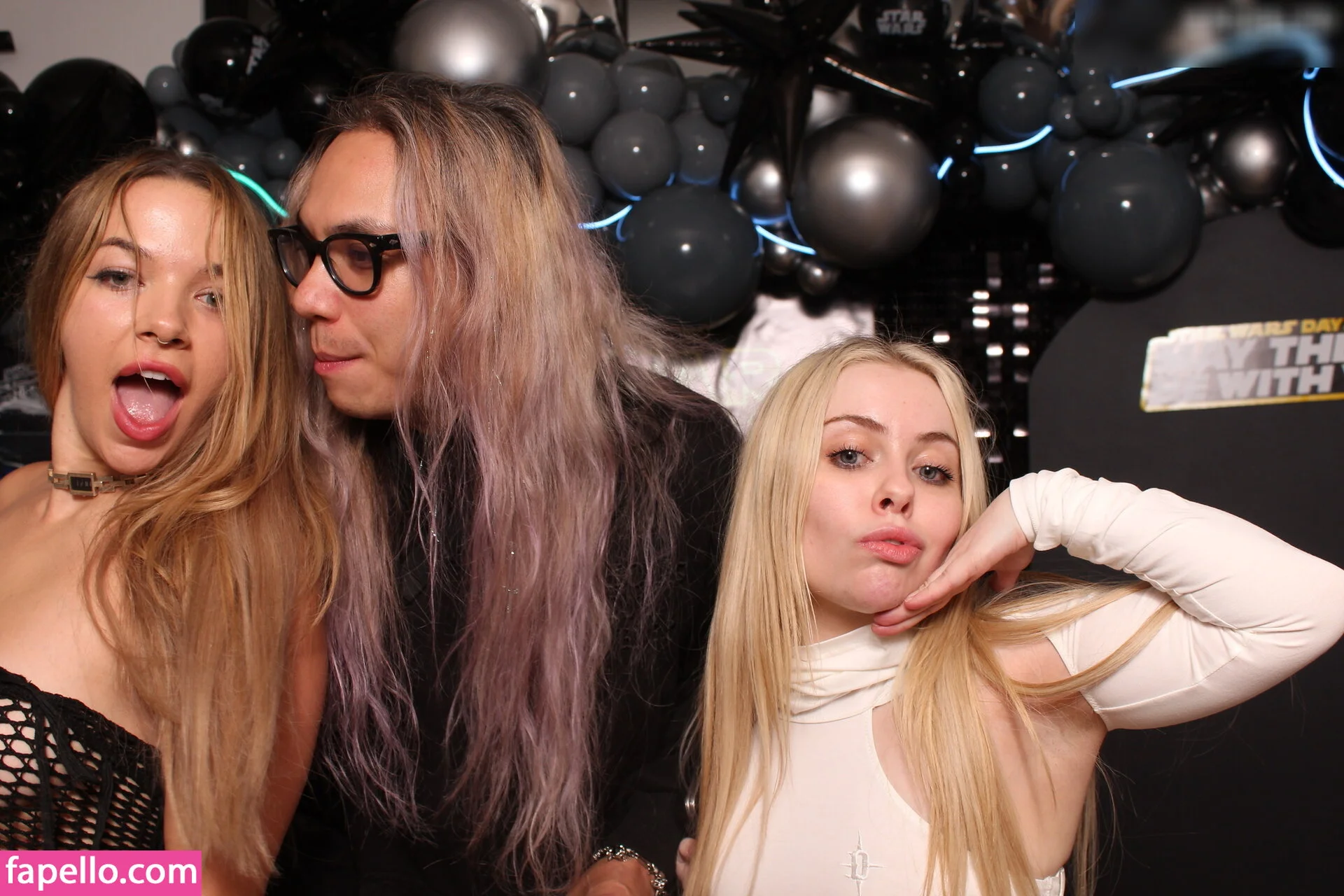 Photobox Flashes Onlyfans Photo Gallery 