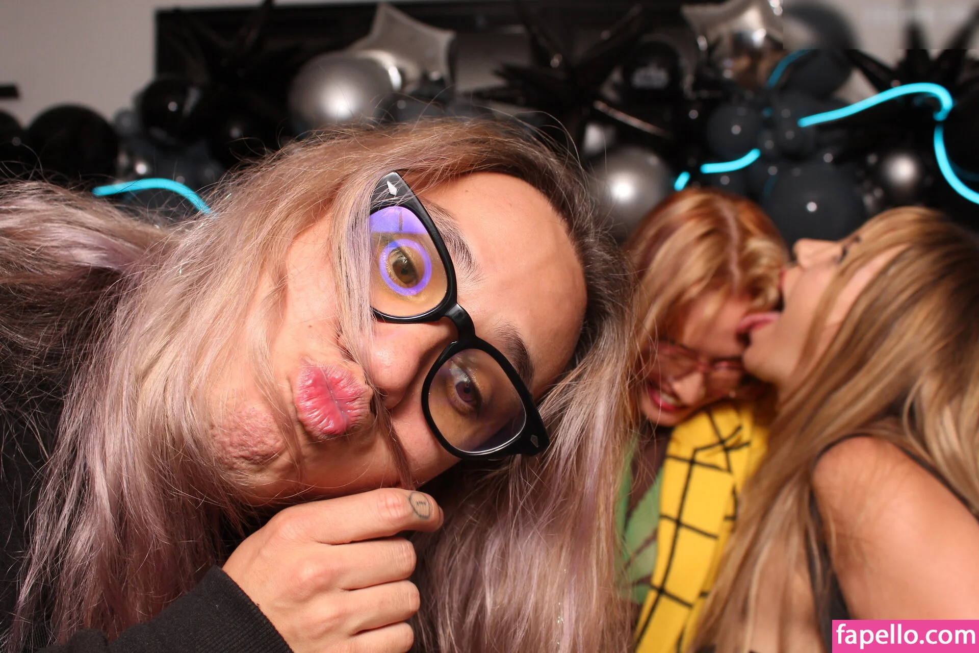 Photobox Flashes Onlyfans Photo Gallery 