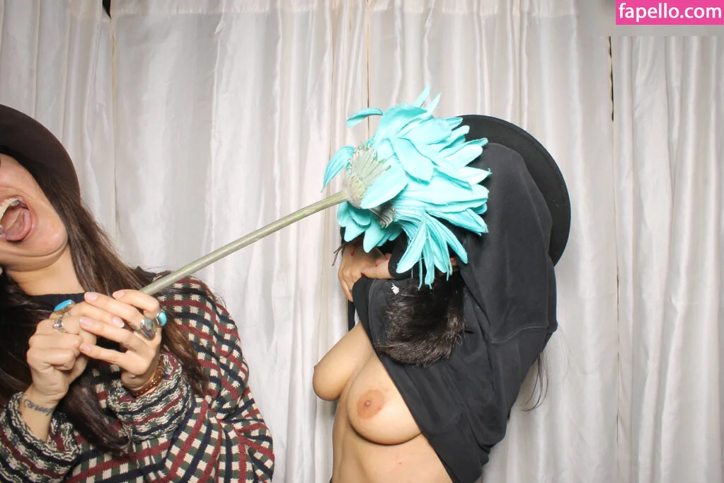 Photobox Flashes Onlyfans Photo Gallery 