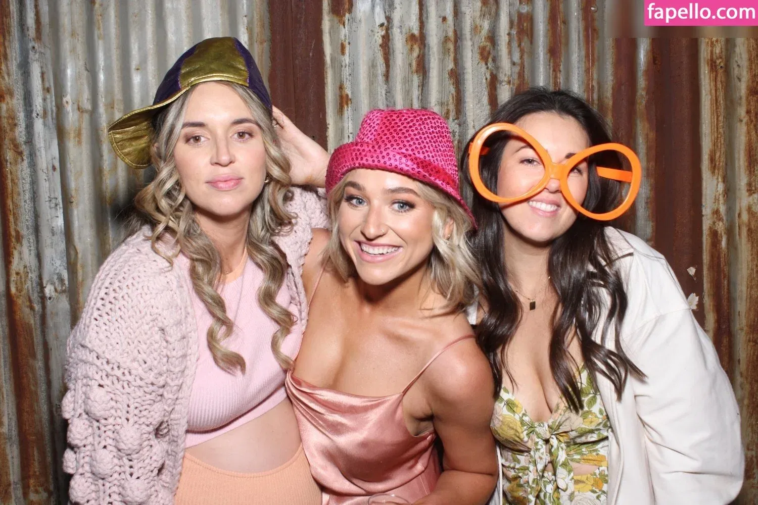 Photobox Flashes Onlyfans Photo Gallery 