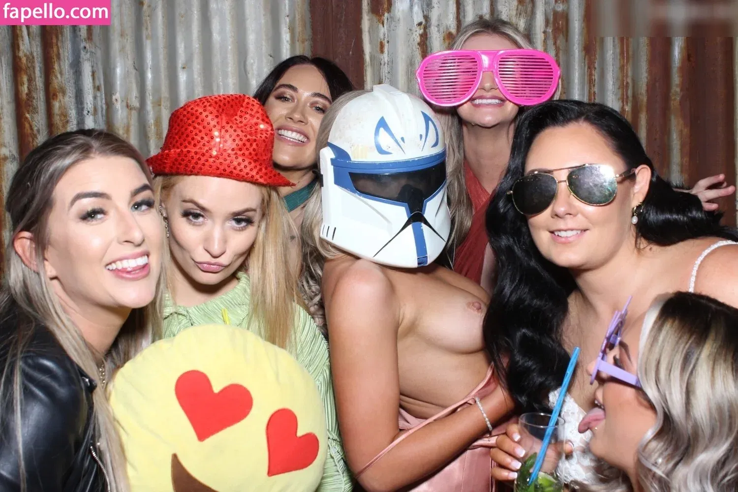 Photobox Flashes Onlyfans Photo Gallery 