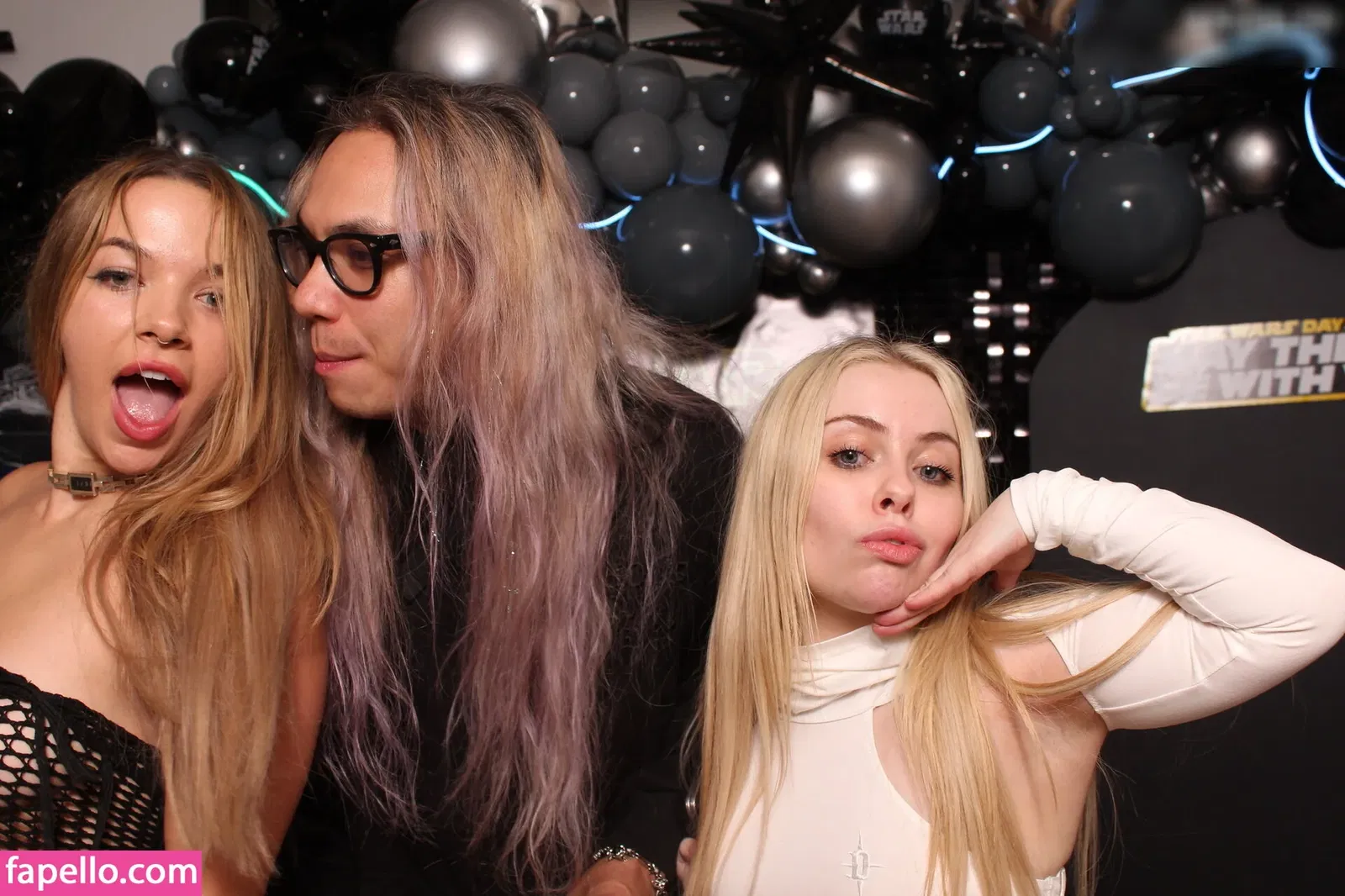 Photobox Flashes Onlyfans Photo Gallery 