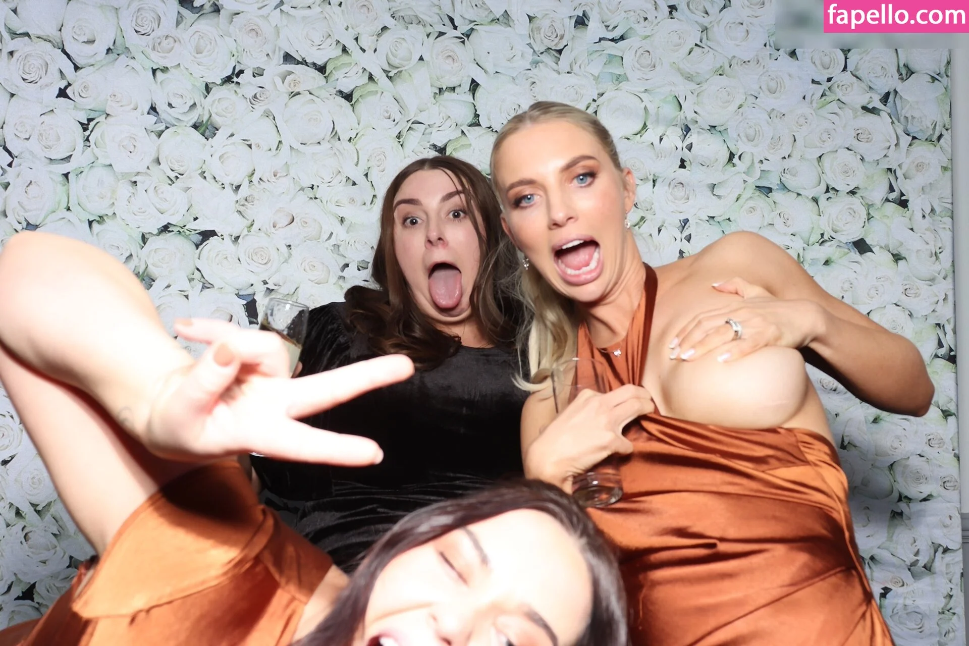 Photobox Flashes Onlyfans Photo Gallery 