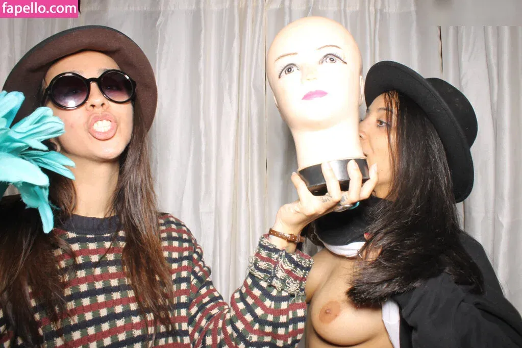 Photobox Flashes Onlyfans Photo Gallery 