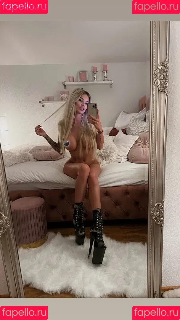 Princess Léonie Alwine Onlyfans Photo Gallery 