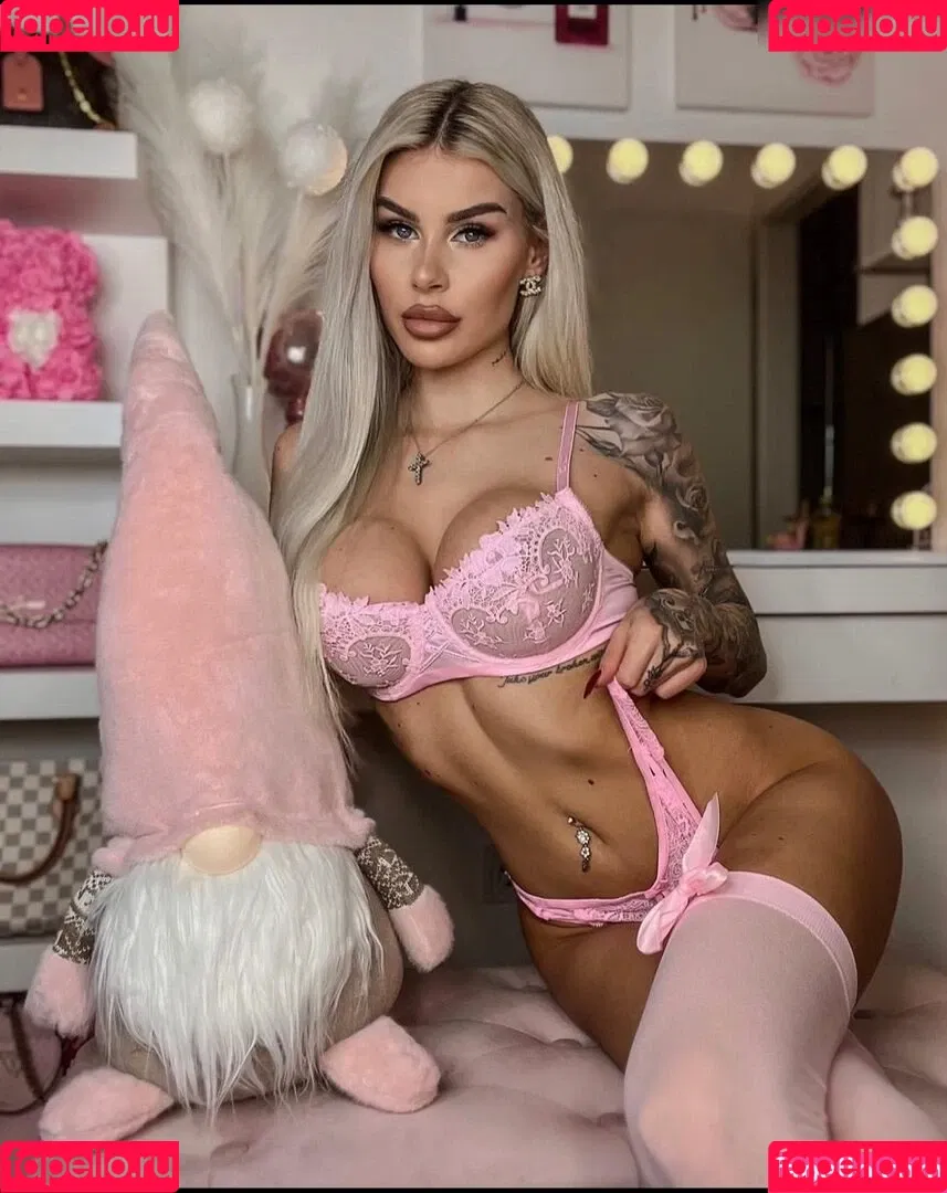 Princess Léonie Alwine Onlyfans Photo Gallery 