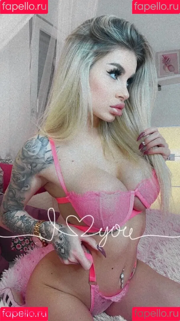 Princess Léonie Alwine Onlyfans Photo Gallery 