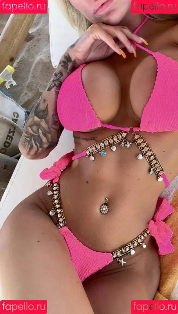 Princess Léonie Alwine Onlyfans Photo Gallery 