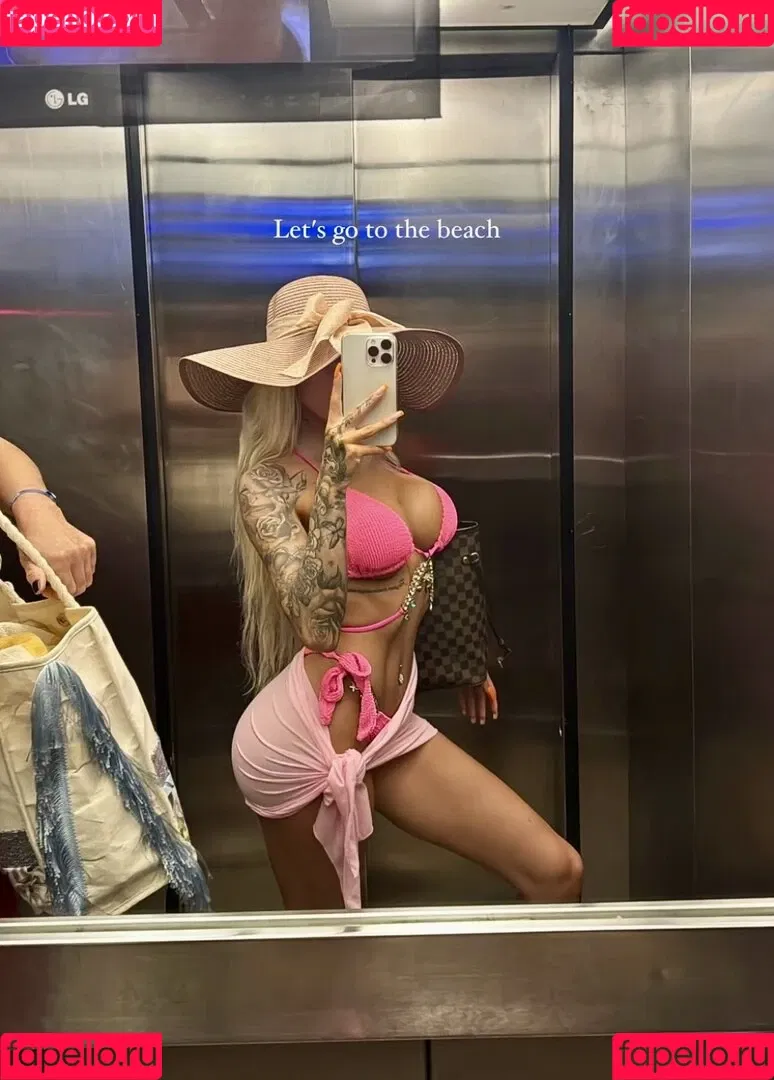 Princess Léonie Alwine Onlyfans Photo Gallery 