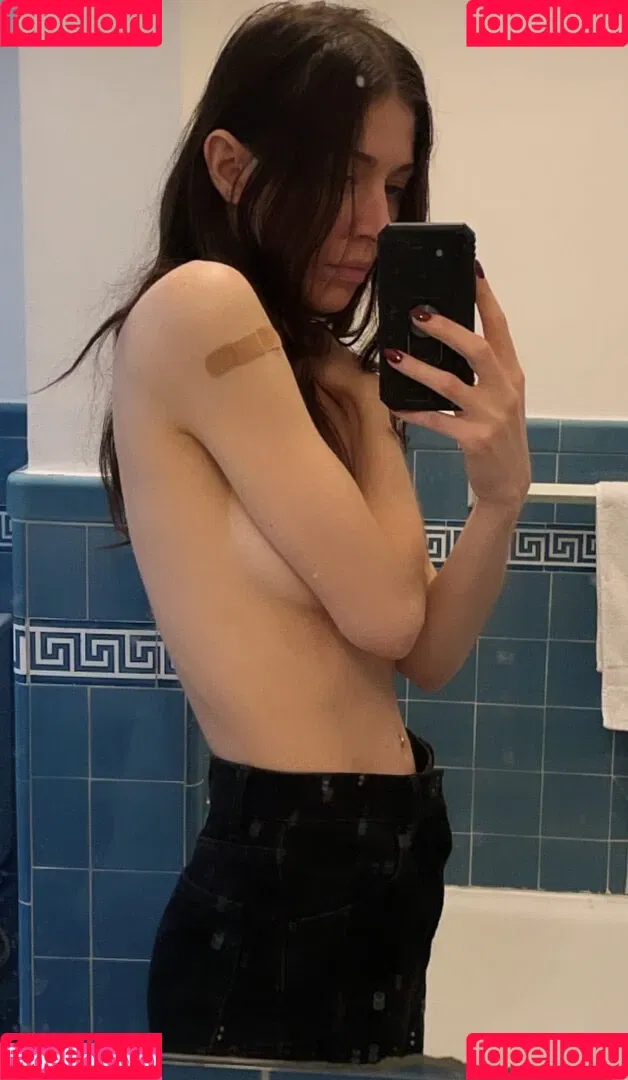 Caroline Polachek Onlyfans Photo Gallery 