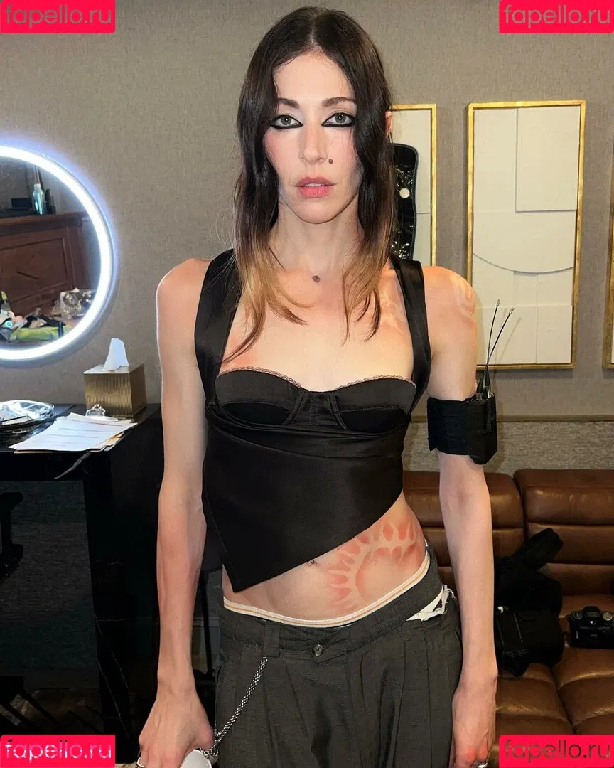 Caroline Polachek Onlyfans Photo Gallery 