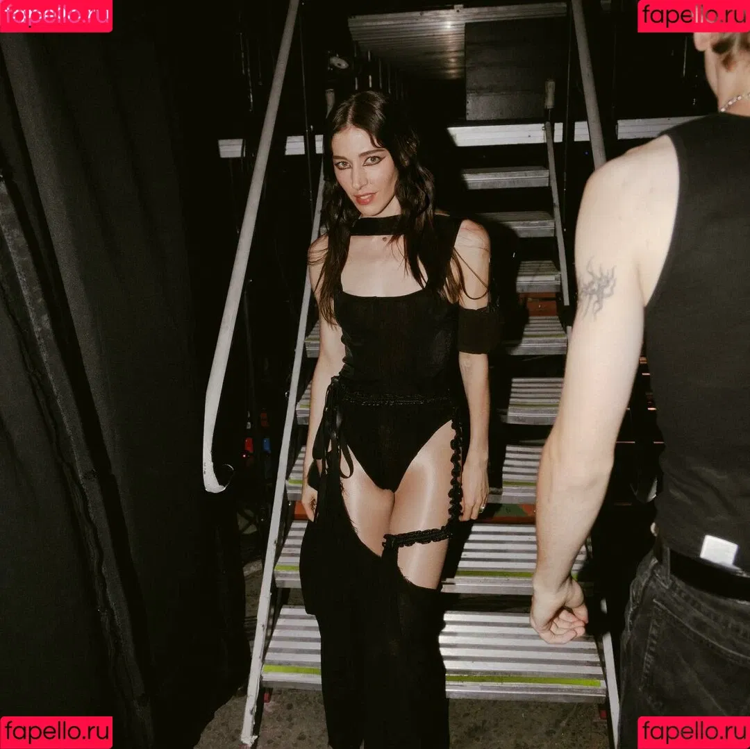 Caroline Polachek Onlyfans Photo Gallery 