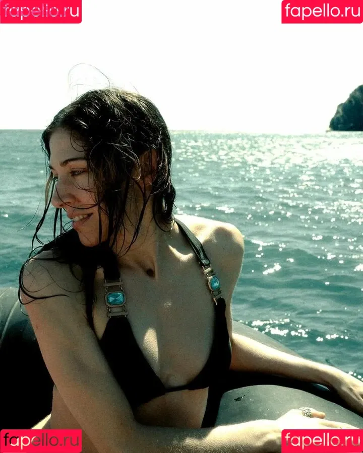Caroline Polachek Onlyfans Photo Gallery 