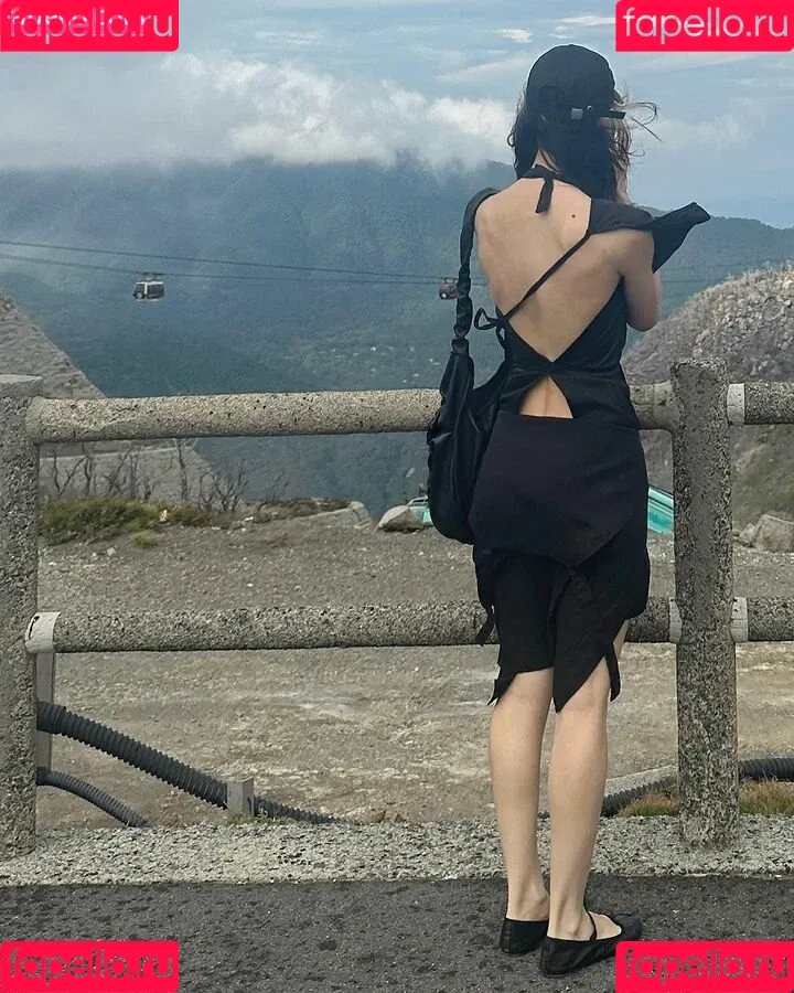 Caroline Polachek Onlyfans Photo Gallery 