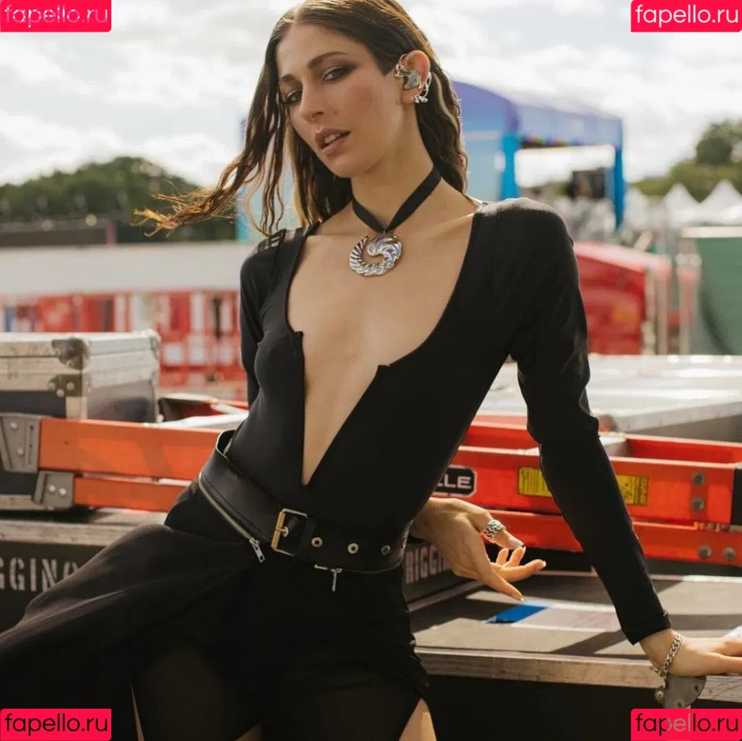 Caroline Polachek Onlyfans Photo Gallery 