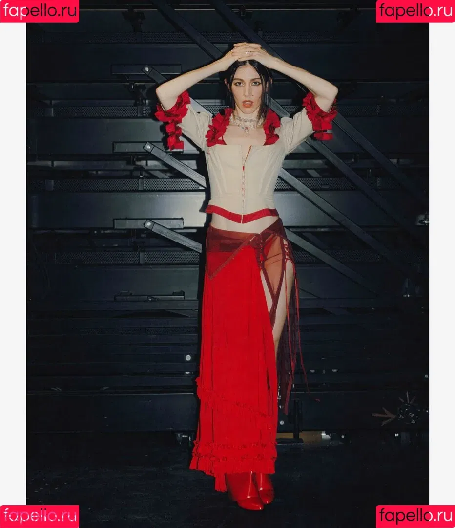 Caroline Polachek Onlyfans Photo Gallery 
