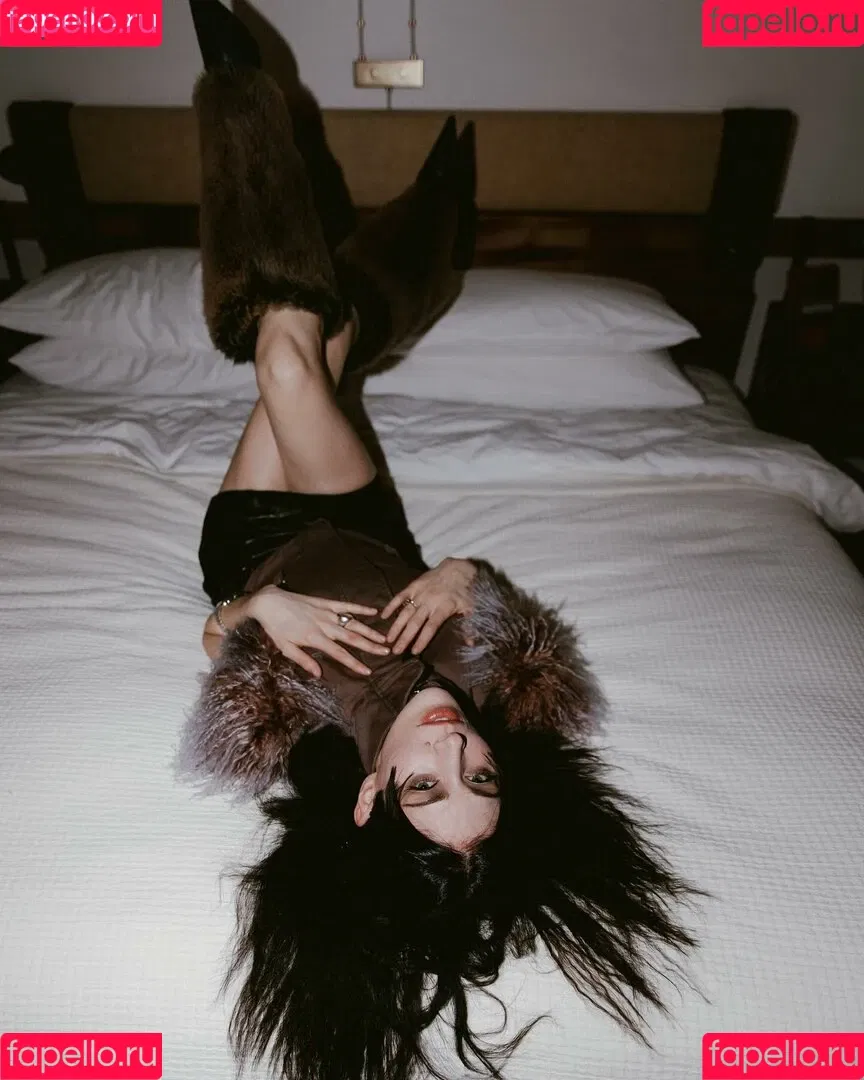 Caroline Polachek Onlyfans Photo Gallery 