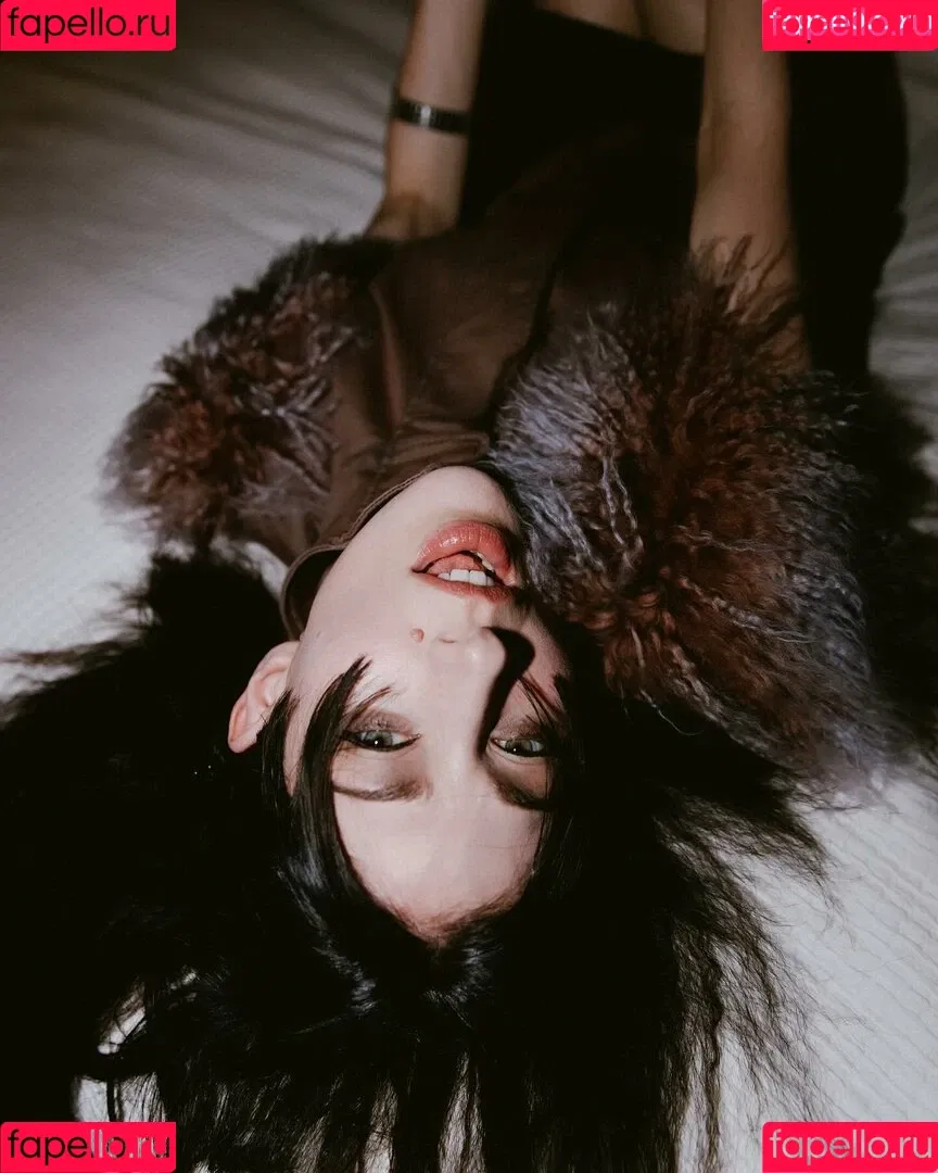 Caroline Polachek Onlyfans Photo Gallery 