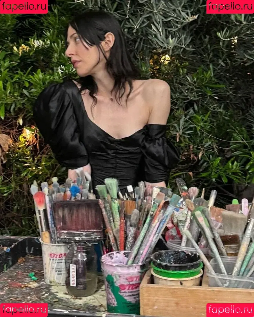 Caroline Polachek Onlyfans Photo Gallery 