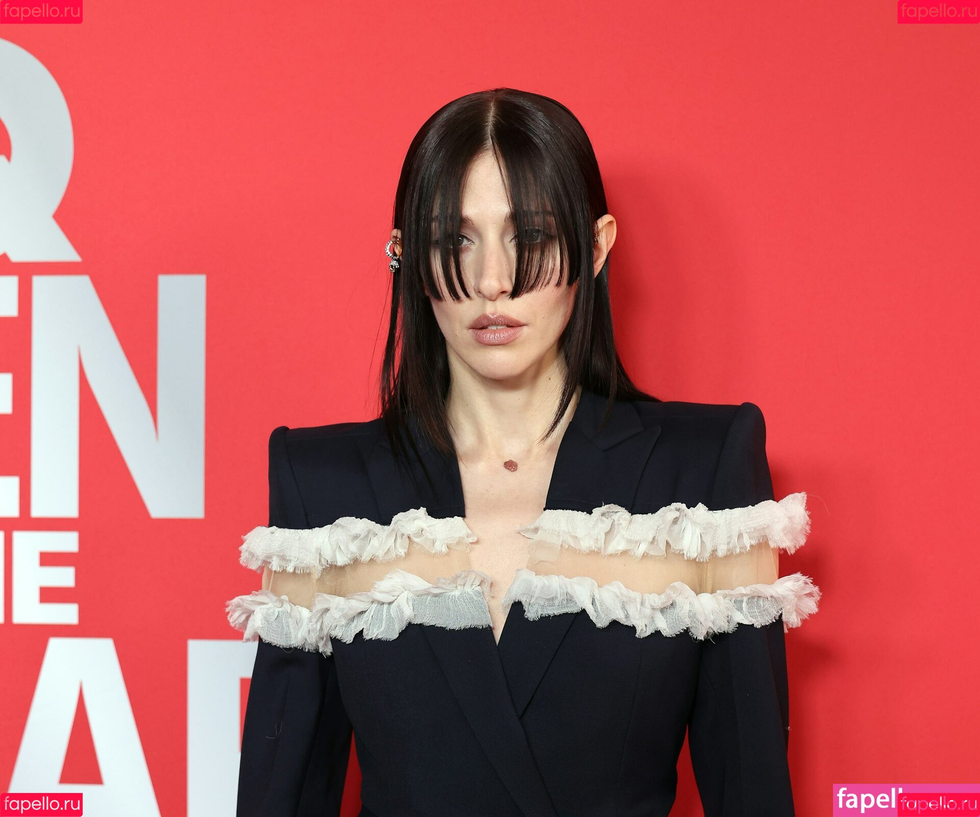 Caroline Polachek Onlyfans Photo Gallery 