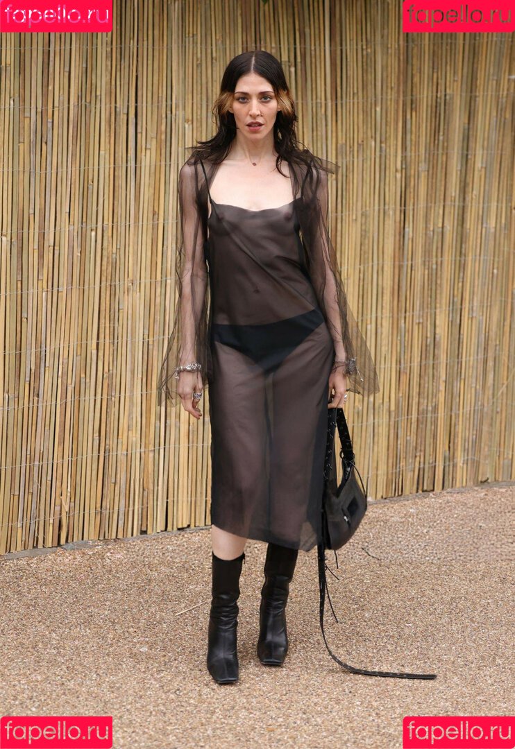 Caroline Polachek Onlyfans Photo Gallery 