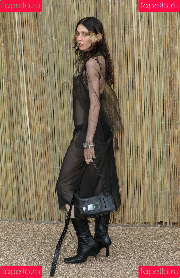 Caroline Polachek Onlyfans Photo Gallery 