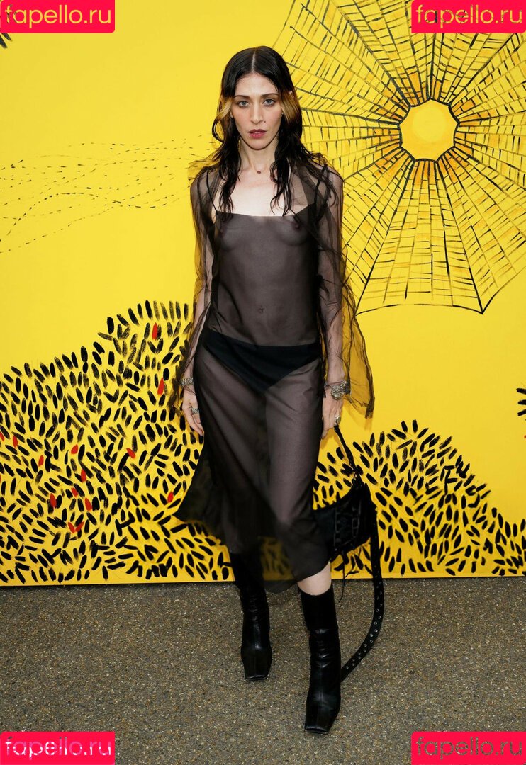 Caroline Polachek Onlyfans Photo Gallery 