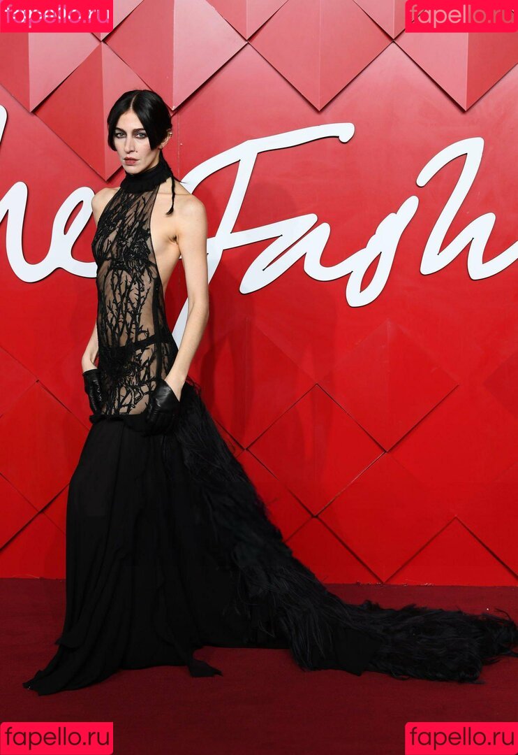 Caroline Polachek Onlyfans Photo Gallery 