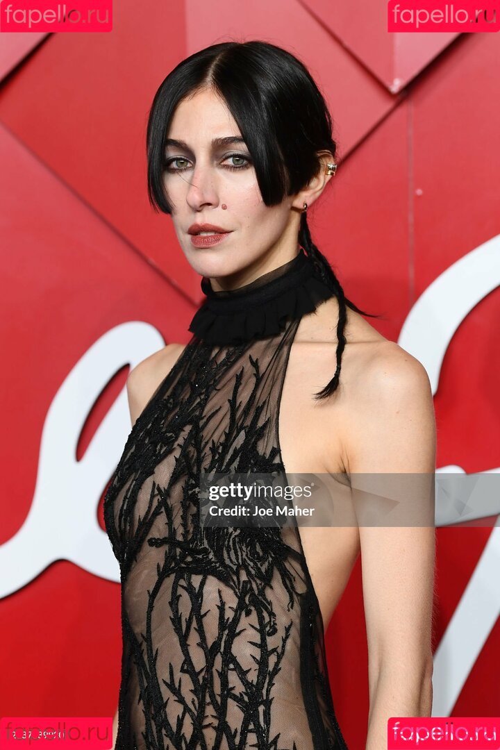 Caroline Polachek Onlyfans Photo Gallery 