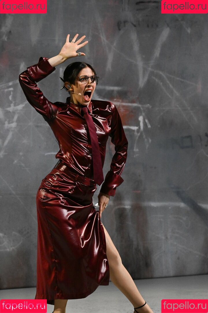 Caroline Polachek Onlyfans Photo Gallery 