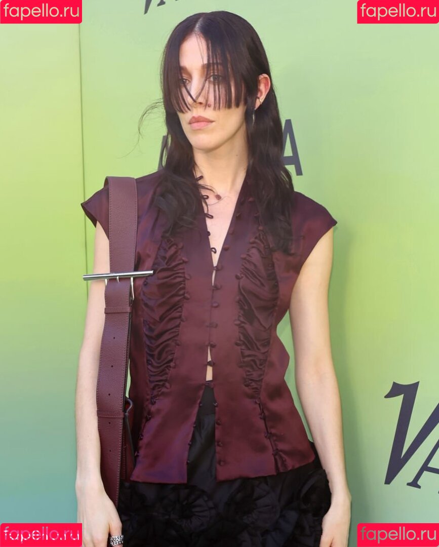 Caroline Polachek Onlyfans Photo Gallery 